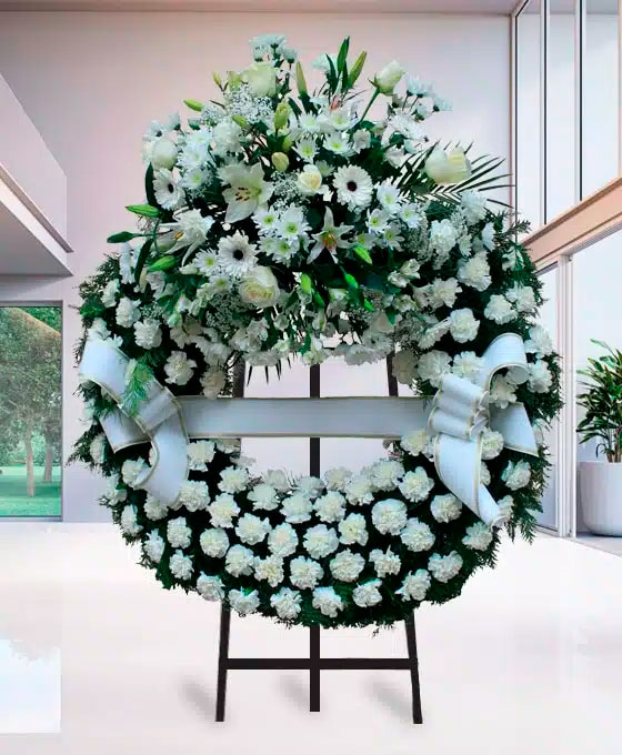 Corona Funeraria de claveles blancos para Tanatorio Residencia Sagrada Familia